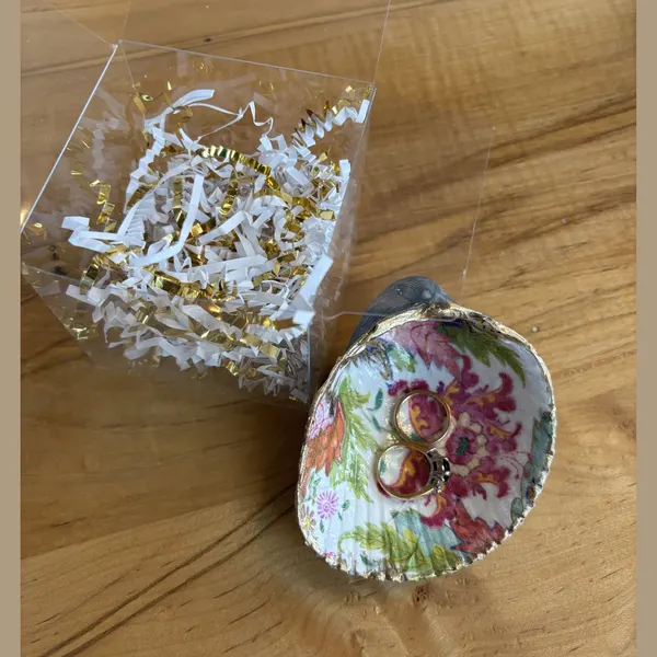 A gold-rimmed shell ring dish with a vintage tobacco leaf pattern. Comes in a gift box.