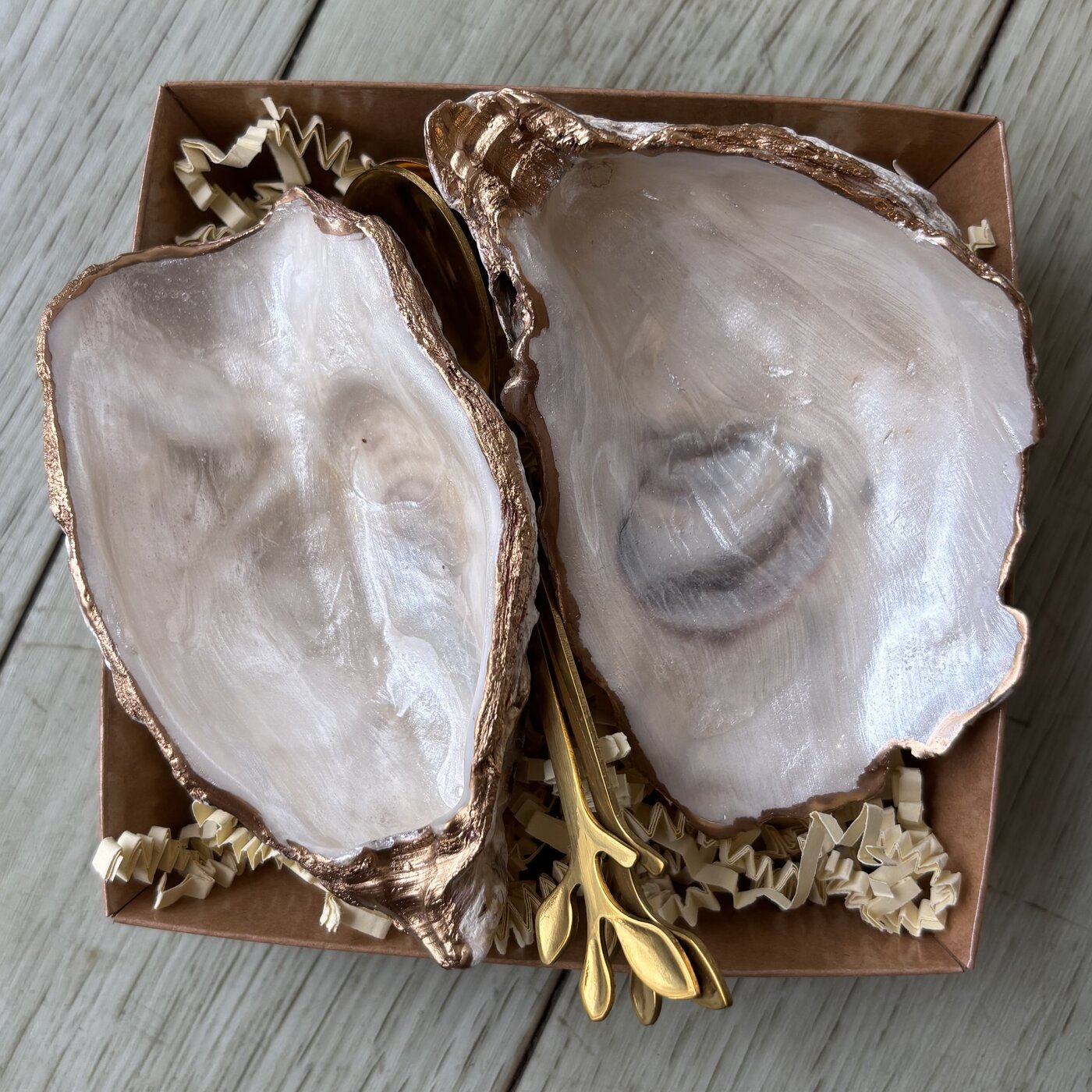 A pair of natural pearl shell cellars, gold-rimmed, with two gold or wooden spoons. Comes in a gift box.