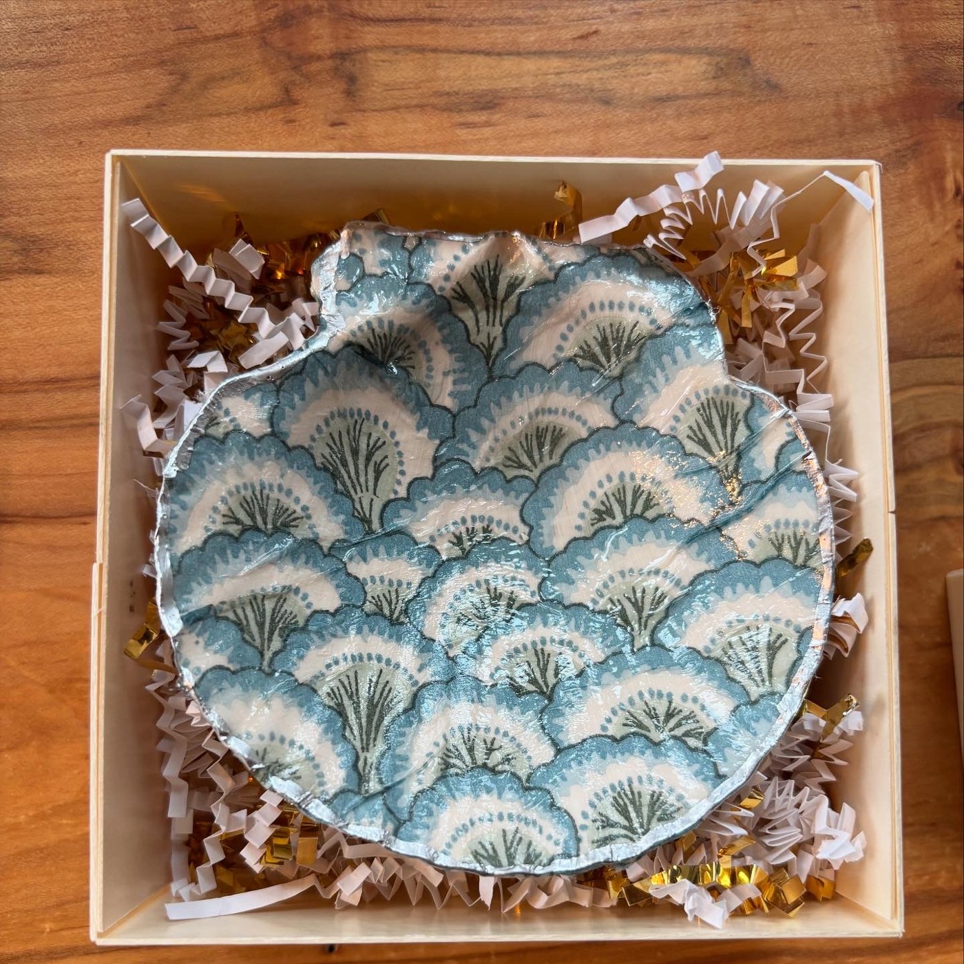 A gold-rimmed shell dish with a blue fan pattern. Comes in a gift box.