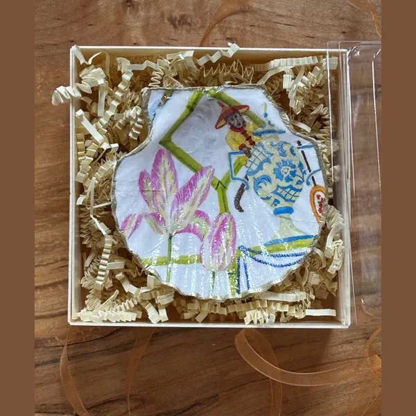 A shell dish with a chinoiserie figure and floral pattern, gift-boxed.